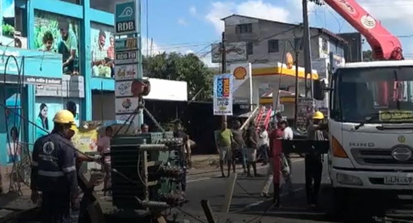 Traffic Restored On Colombo–Kandy Road